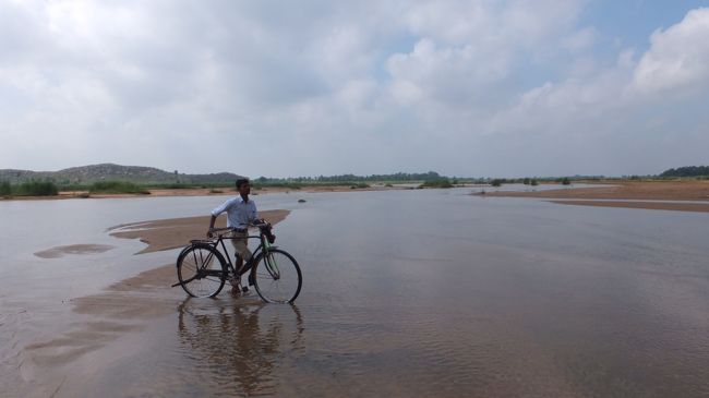 川を越えます。<br />素足に気持ちいい。