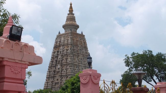 いよいよマハーボディー寺院へ。<br />ってカメラ持込禁止だって。<br />残念。