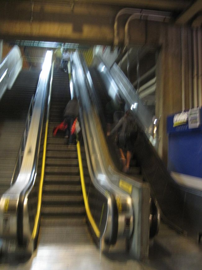 地下鉄に向かいますが