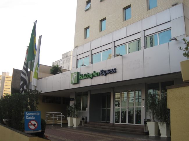 道端で一服して、地下鉄を乗り継いでバーハ・フンダへ<br />んで今回の宿にチェックイン