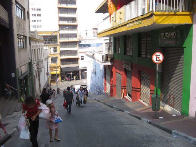 だいぶ歩いてから市場へ向かって