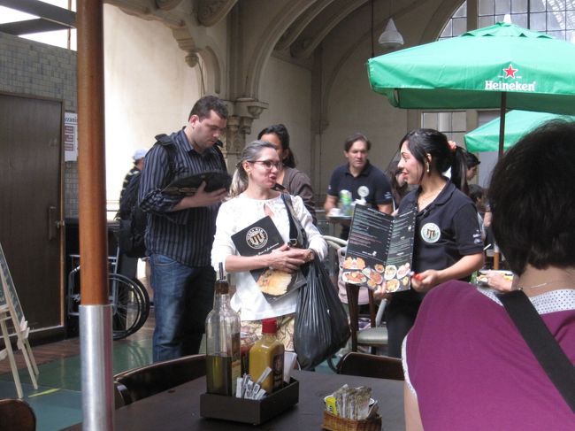 日曜日ということもあってか、どの店も人だかり