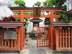 今までこの道を通ったことがあったけど、横の柵しか見えなかったせいもあって、神社があるということにも気付かず、素通りでした(^^ゞ

「猿田彦神社（道祖神）」です。

平城天皇の代に元興寺の境内に祀られた神社だそうです。
宝徳2年、元興寺大火後、再度の火難に遭い、終に現状の小さな祠のみとなったようです。

元興寺というのは、奈良町にある世界遺産に登録されているお寺で、昔はこの辺りも元興寺の境内だったんだと思います。
さっきの案内図で、右端のピンク色で囲った場所が現在の元興寺です。

私が４トラで初めて作った旅行記が元興寺（節分会）のものなんですよ〜
http://4travel.jp/traveler/uluru2951/album/10746474/