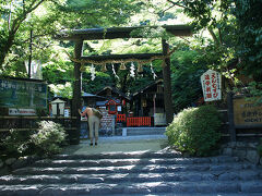 ●野宮神社＠嵯峨野の竹林

竹林の中にあります。
縁結びの神様のようです。
女性達がここを目指してくるのですね。