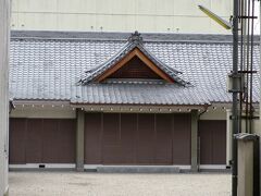 商店街の途中には、「春日大社大宿所」もあります。

毎年12月に、春日若宮おん祭が行われるのですが、その時に使う場所です。
（雑すぎる説明で申し訳ないですが(笑)）

なので、普段は、このようにシャッターが下ろされていて、何にも見ることができません。