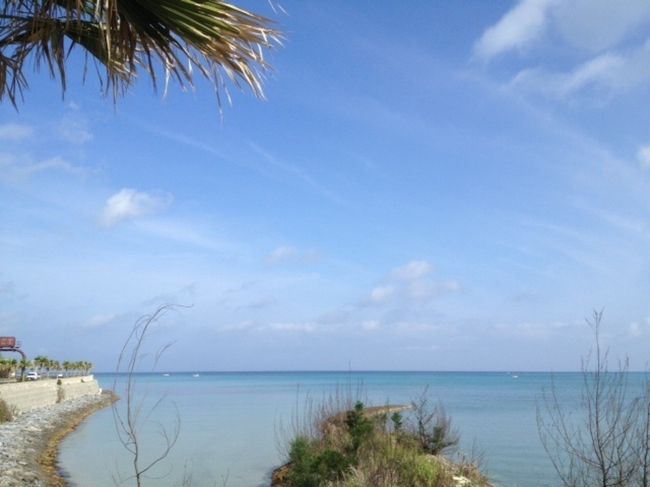 おんなの駅から宿泊先までは歩いて10分弱。<br />海岸沿いを歩きます。晴れてるとイイね！