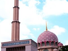 TAXIを降りると目に飛び込んできたのは、可愛らしいピンクに包まれた美しいモスク。
金曜礼拝日に合わせてイスラム教徒が集まっているらしく、モスク前のただっ広いスペースに、どんどん車が止められていく。　