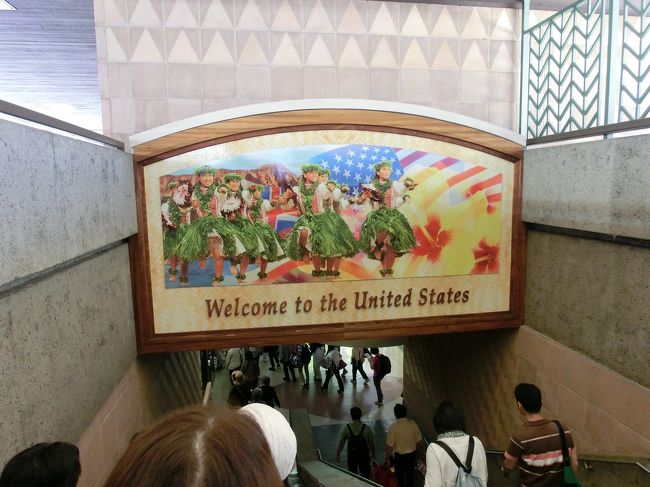 　定刻に空港に着陸すると、入国審査官の指示により、機内で長い時間待たされました。<br /><br />　で、ようやく機内から空港へ。おなじみのＡＬＯＨＡです。到着です。<br /><br />　が、入国審査は長蛇の列。かなり時間がかかってしまいました。