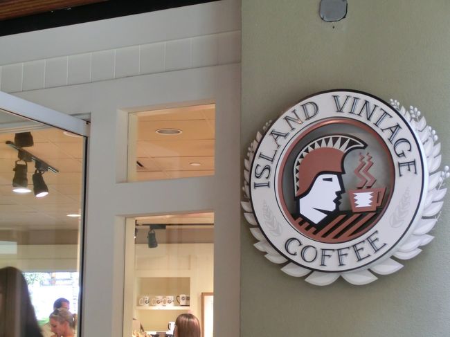 　ワイキキショッピングプラザの近ツリデスク（ライライプラザ）で説明を受けます。「今の時期はすごく混んでいます。カイルアビーチなどの人気のあるＯＰツアーは満席です。有名なレストランもいっぱいで予約も難しいです。」とのこと。<br /><br />　２階には、docomoやＪＣＢラウンジもあります。キャンペーン参加登録のため立ち寄りました。ハッピーハレイワのエコバックくれます（ＪＣＢ）<br /><br />お昼になったので、当初から決めていた、アイランドビンテージコーヒーへ。ロイヤルハワイアンセンターまでは、カラカウア通りを渡って目の前。