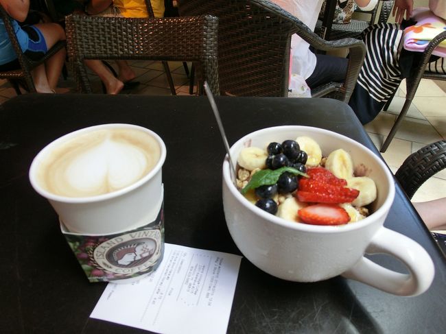 　レジの前には行列ができていましたが、回転が速くあまり待たされた印象はありません。日本人ばっかりですが･･･。<br /><br />　お目当てのアサイボウルと実はすごくおいしいと聞いていたハワイアンラテを。<br />　<br />　冷たいアサイーボウルを食べながら、暖かいハワイアンラテを飲んで。どちらもすごくおいしかったです。<br /><br />　ちなみに･･･食べた後、容器をどうすればいいのか迷っている人もいましたが、そのままテーブルに置いておくと店員さんがササッと片付けてくれます。