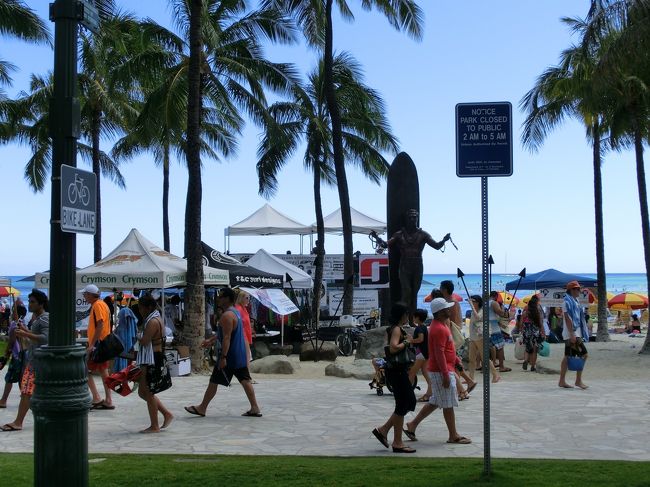 　一方通行なので、カラカウア通りをダイヤモンドヘッド方面に向けて、ぐるっと回り道をしながら、アラモアナ方面へ。<br /><br />　ワイキキビーチとデューク・カハナモクさんをトロリーから。<br /><br />　この景色がハワイを実感させてくれますねー。