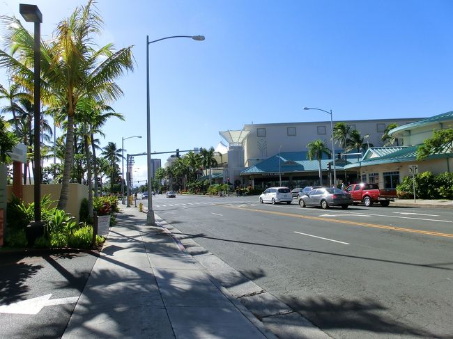 　アラモアナセンターを通り越して、ワードセンターズ、ワードウェアハウスに到着。さすがに、ここまで来ると混んでいるって雰囲気ではないですね。