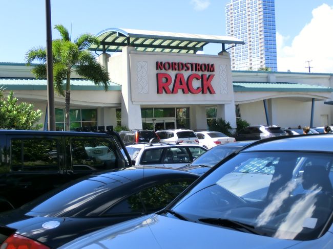 　まずは、ノードストロームラックへ。<br />　ロコもたくさんいましたが、日本人も多かったです。<br /><br />　戦利品はほぼなし。まぁ見つけられるかどうかも日に寄るので、仕方ないです。少しだけ買い物を。