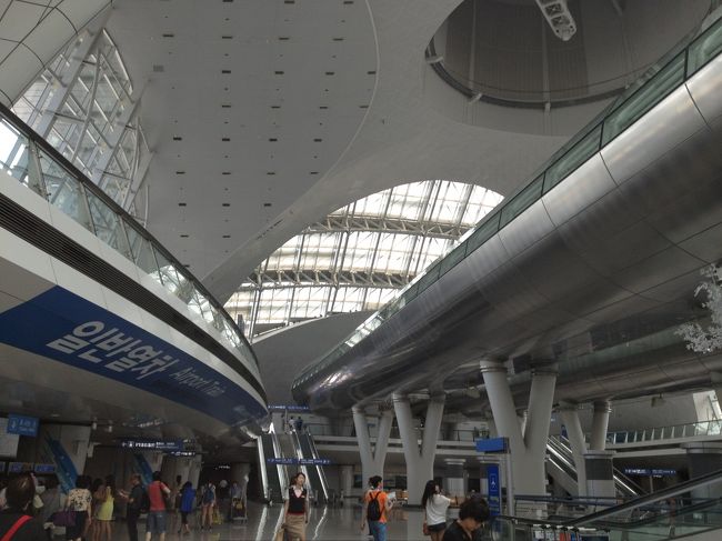 <br />　　初めて仁川空港から列車で市内に入ります。ホテルに行く前に<br /><br />　　焼肉屋さんに行くため特急でソウル駅へ行くのではなく<br /><br />　　普通で弘大で降り、地下鉄２号線に乗り換え新村で降ります。