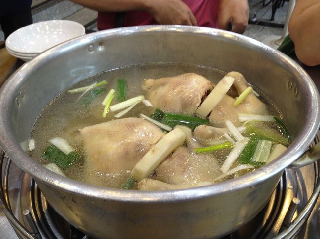 <br />　タッカンマリ。鶏丸ごとの意味のようです。２匹にして〆は<br /><br />　おうどん。このお鍋がなんとも言えません。ほとんどの物が<br /><br />　取っ手が取れていて、片方だけだったり、両方取れていてまるで洗面器。