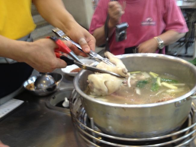 <br />　お店の方が大胆にはさみでチョキチョキ