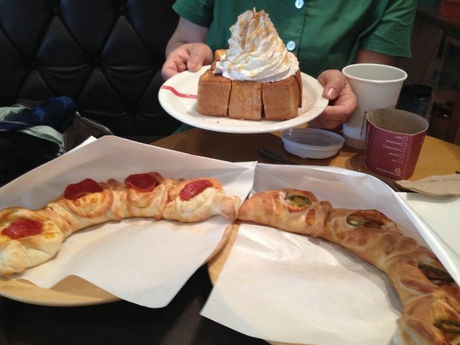 <br />　朝はホテル近くのカフェでしっかり頂きます。