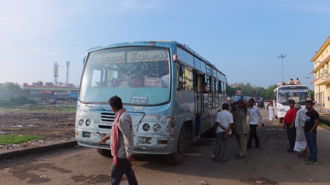 最後はやっぱりバスでしょ。<br />昨日のガイドさんにホテルまで来てもらい<br />バイク２ケツでガヤ駅へ。<br />電車のほうが安いんですがここはあえてバスに。<br />ガイドさんとはここでグッバイ。<br />チップとドゥネーションをはずみました。<br />