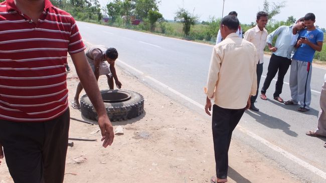 ここでバスパンク。これだから旅は面白い。<br />ツアーだったら大クレーム。<br />