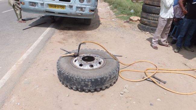 直してさあ出発〜と思いきや<br />他にもパンク箇所があったらしく<br />再度タイヤチューブを取り出してる。<br />呆れた。