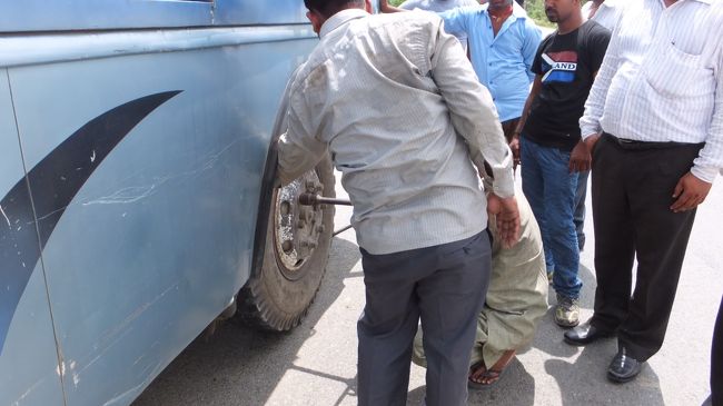 タイヤの取り付けも結構重労働だな。<br />ようやく出発。<br />