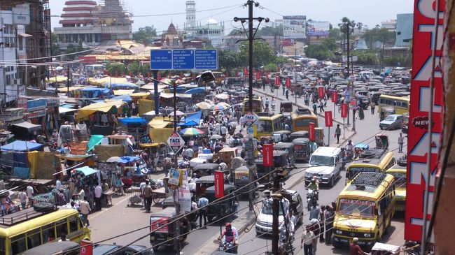 これぞインド的画でしょ。<br />駅周辺の安ホテルに数時間だけ滞在しようと<br />したら顔を見ただけで「NO　FULL」と１０件ほど<br />断られる。外国人禁止なのかな？