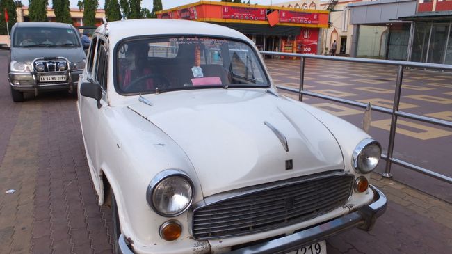 まさに「白タク」。<br />