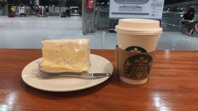 あったココナッツケーキ。<br />日系やTGに乗り飽きた方は、UA、DL<br />でもいかが？<br />朝４時のまどろみを感じてほしい。