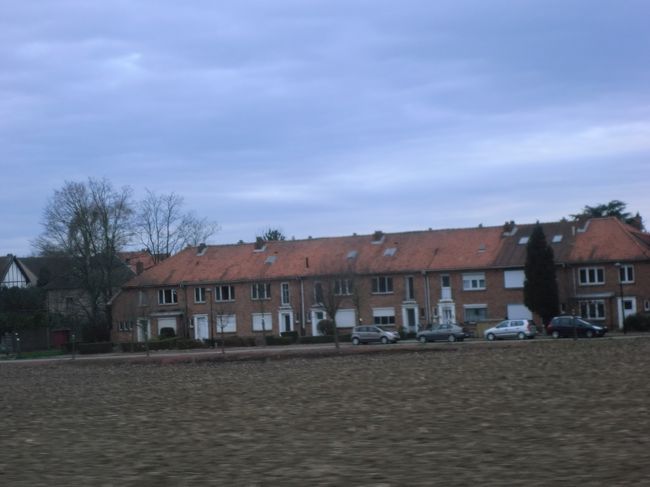 穏やかな朝の家並み