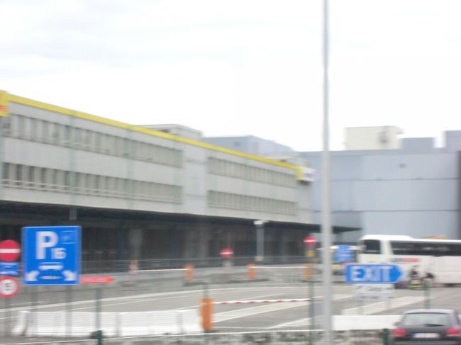 道路が込まないうちにと急ぎ２０分で空港着。