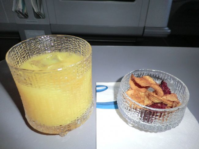 アミューズ・プーシュ<br />有機野菜のチップス。<br />”ミモザ”を注文する。（シャンパン入りジュース）