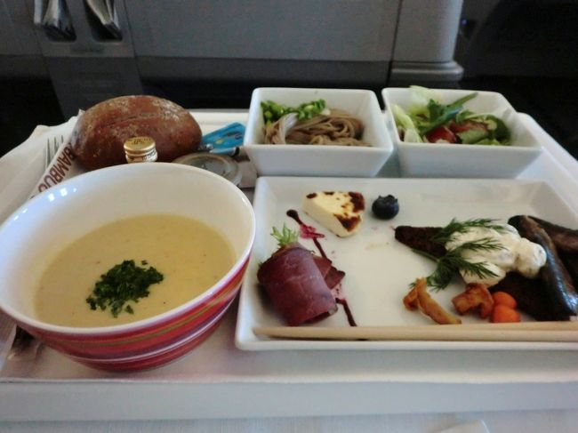 フレッシュサラダ、蕎麦、<br />サバスーフィンランドの名物料理<br />スモークしたシロマス、バルト海産数の子<br />スモークしたヘラジカのロースト<br />ラップランド産ベイクドチーズ<br />シャントレル（キノコ）のクリームスープ<br />サーモンの胡椒焼き、ポテトのポロ葱のラグーソース添え<br />焼き鳥、ご飯と温野菜、ゴーとチーズのラピオリ等などコンパクトに盛って。