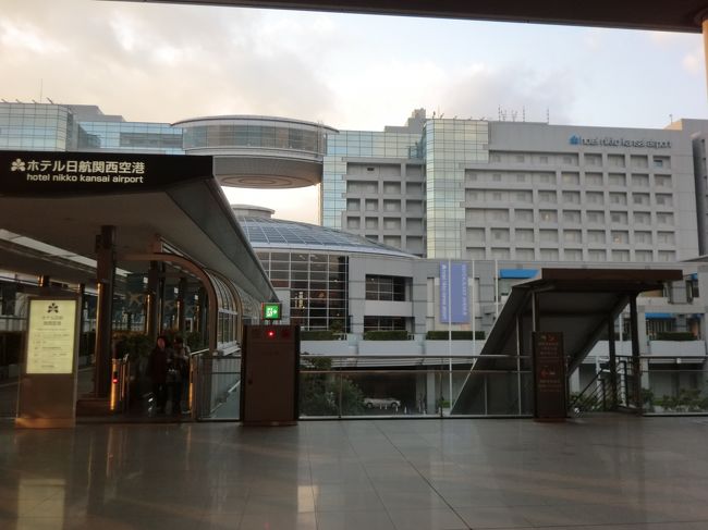 オムレツ、ソーセージ、フルーツ、ヨーグルト<br />などの朝食を頂き、日本時間７：２０関空に到着。<br />予定より早くついた。<br />一転して　快晴、15℃。<br />ラウンジで疲れを取り、特急はるかで新大阪へ。<br /><br />季節遅れのアップにも拘らずご訪問頂き感謝いたします。