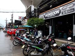 この“MONSOON”の看板がHOTELに通じる通路の目印。
夜はにぎやかすぎて看板に気付かず、何度も素通りしそうになった。