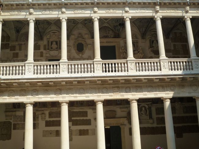 2階建ての回廊になっています。