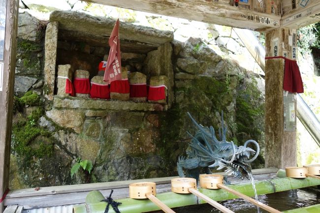 本堂が見えると、手水舎が登場。<br />手を清め、心を清めるポイントが絶妙の場所に配置されている。