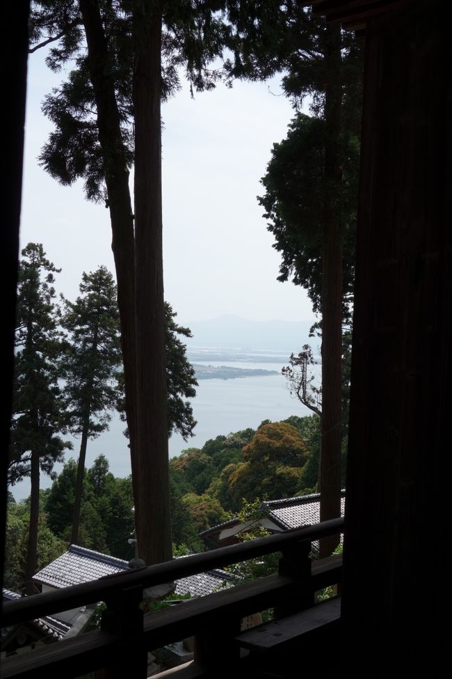 長命寺の建つ奥島山は、現在は陸続きになっているが、戦国時代ころまでは島だったそうだ。<br />三十番の竹生島から奥島の長命寺までは、舟の旅となったはずだ。人々は、湖を渡る船の揺らぎに身を任せながら、それまで辿ってきた観音の寺を思い起こしたりしたのかも。<br /><br />長らく留守にした我が家が恋しいような、旅の日々が名残惜しいような、そんなひとときだったんだろな。