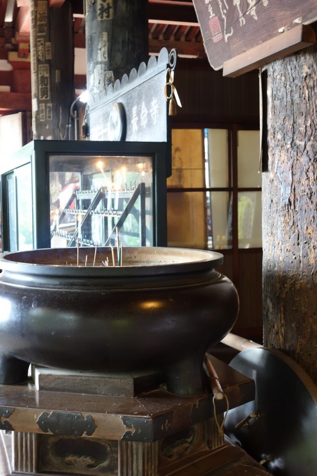 長命寺の本尊十一面千手聖観音は、仏像であるが神様でもあると、こんな場所ではしみじみ思う。<br /><br />秘仏のため拝観できなかったけれど、神様だからしょうがないかっ・・・てね。