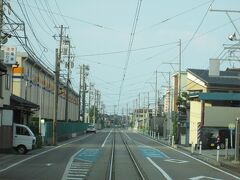 　こちらは吉久電停です。
　電車のりばのエリアに立っているのは危険です。