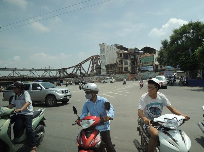 午前中は、ハノイを観光してこれからハロン湾へ向かうよ。<br />この橋は、フランスが昔建てたものだって〜。車はせまくて通れないらしい。
