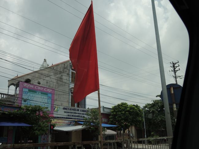 車窓から、戦没者慰霊館のそばを。<br />ちなみに27日は、 戦争傷病者烈士記念日なんだって。