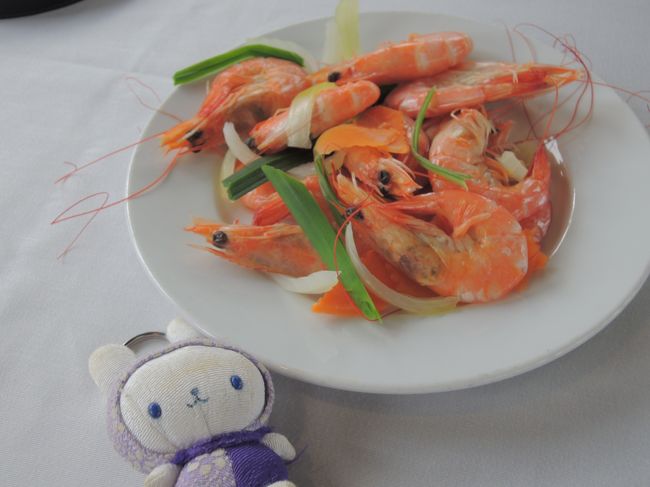 ご飯だよー。<br />お兄さんがナイフとフォークできれーに皮むいてくれた(  ﾟДﾟ) ｽｹﾞｰ