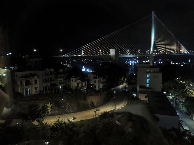 窓からの景色〜ヽ(´▽｀)/♪<br />向こうに見える橋(バイチャイ橋)は日本が建てたんだって。レインボーブリッジみたいだね(*´艸`*)