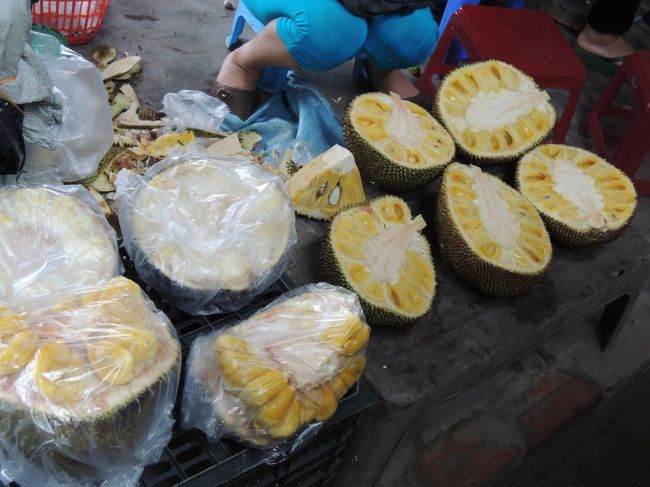 ドリアンじゃない、ﾀﾌﾞﾝこれジャックフルーツ。ベトナム語で、みっ(..)?