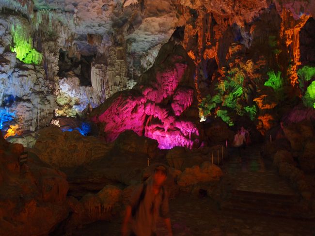 来るまえはカラフルな照明に否定的だったけど、実際に見てみるとこれもありかなと(∀)♪