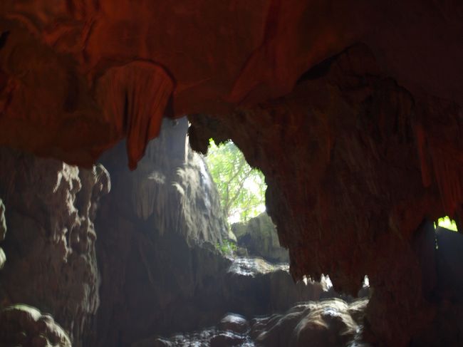 鍾乳洞は、この穴から発見されたんだって。