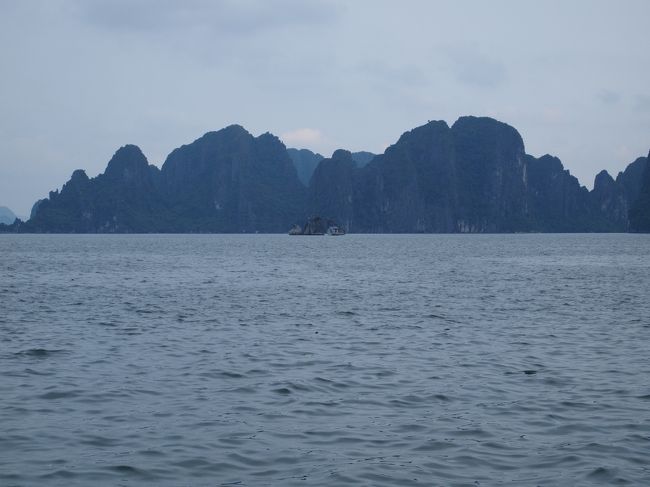 言い伝えでは、中国がベトナ ムに侵攻してきた時、竜が敵からまもってくれたとか。