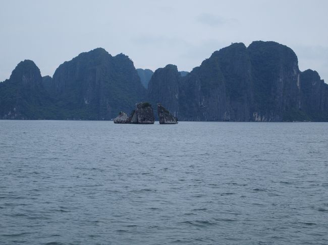 そのとき、竜が口から吐き出した宝石が今のハロン湾の島なんだって〜。