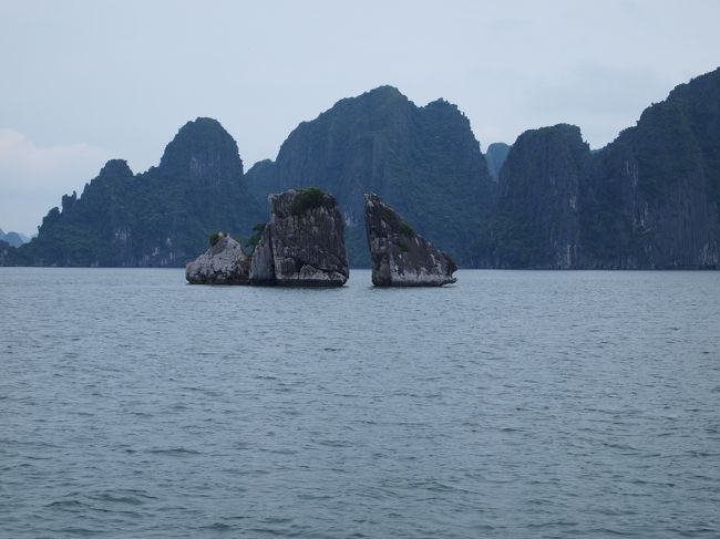 海の桂林として有名だけど、地形的にはずっと続いてるらしいよ。確かに道中この島に似た岩たくさん見たな〜。