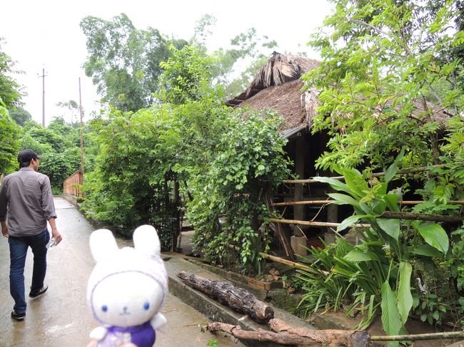 ムオン族 (Muong) の人たちの村、ホアビン(Hoa Binh)村についたよ(^^)/